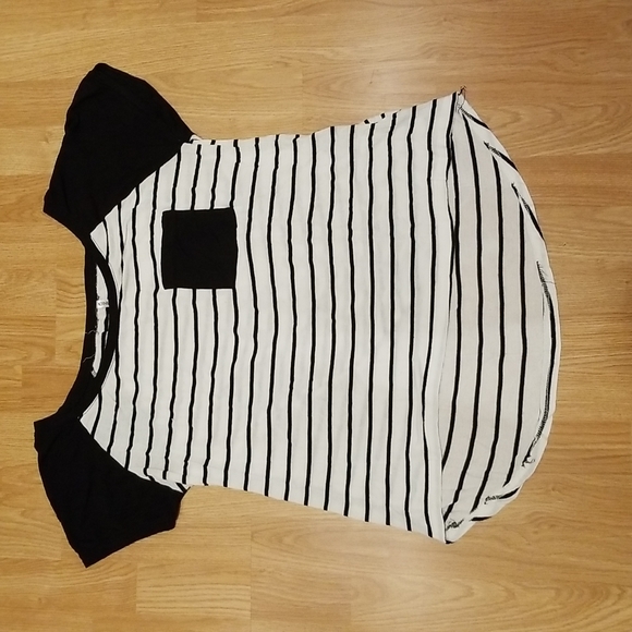💥3/$10💥 Splash Hi-Lo Striped Short Sleeve Raglan Tee with Pocket - Picture 1 of 13